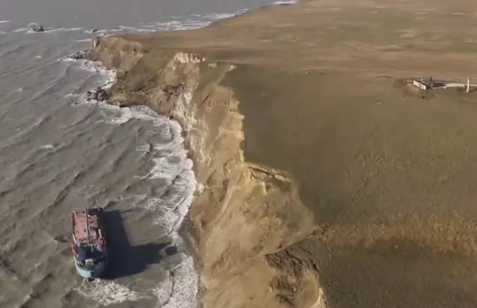 Ρωσία: Η πετρελαιοκηλίδα από τη βύθιση τάνκερ συνεχίζει να εξαπλώνεται