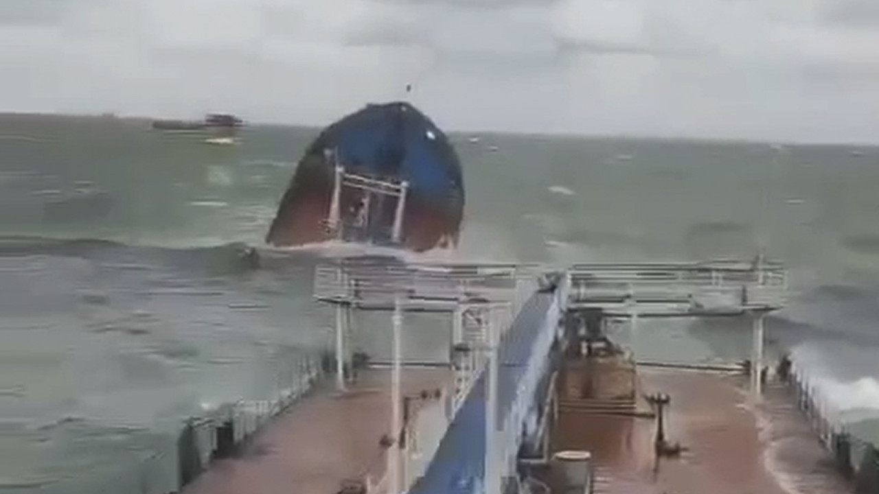 Ρωσία: Τεράστια οικολογική καταστροφή από τη βύθιση του τάνκερ στην Κριμαία