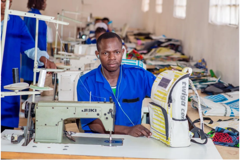 Σακίδια πλάτης με ηλιακά πάνελ βοηθούν τα παιδιά στην Αφρική να διαβάζουν στο σκοτάδι