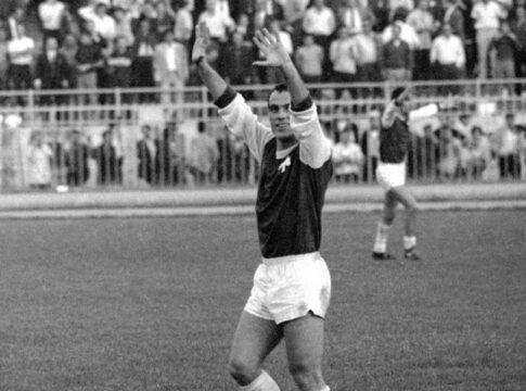 Σήμερα το τελευταίο «αντίο» στον «στρατηγό» Μίμη Δομάζο – Σε λαϊκό προσκύνημα η σορός του