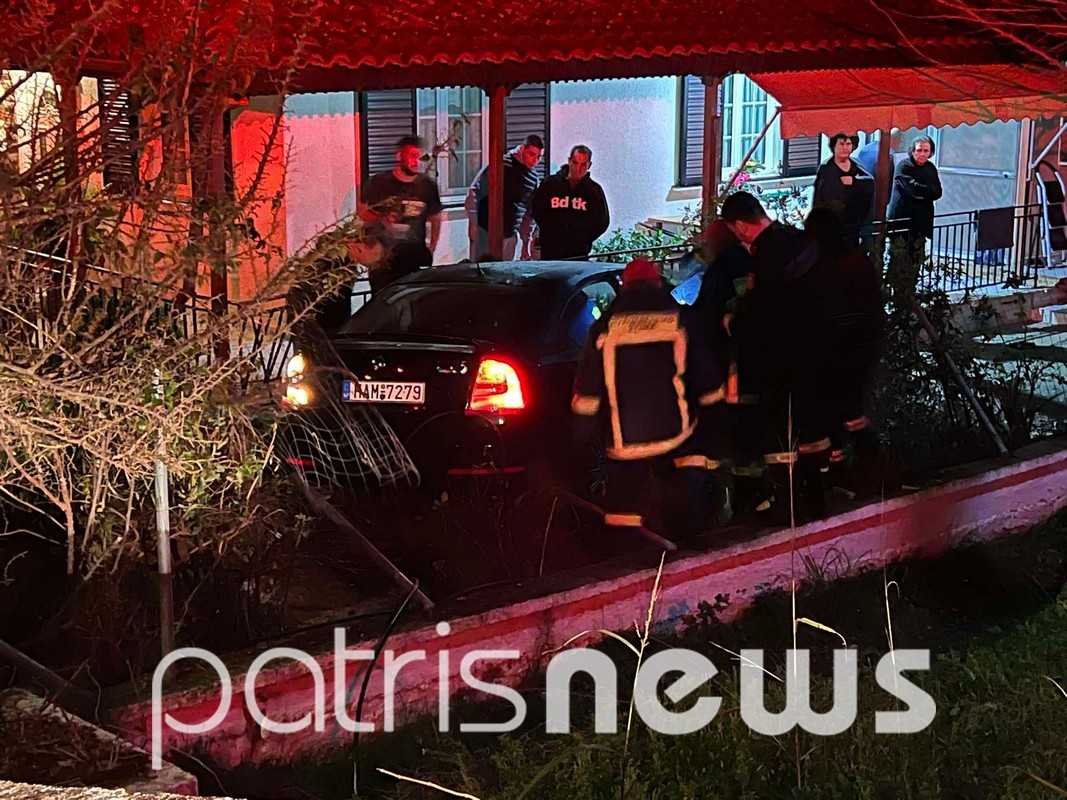 Σοβαρό τροχαίο στα Λαστέικα Ηλείας: Αυτοκίνητο… προσγειώθηκε σε αυλή σπιτιού