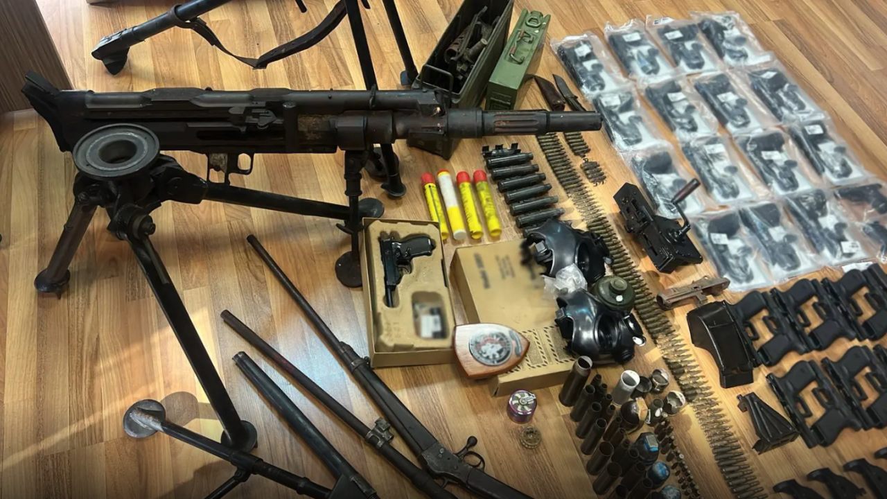 Συνελήφθη 43χρονος ημεδαπός που είχε στην κατοχή του καραμπίνα, χειροβομβίδες, όπλα, καθώς και πλήθος διαφόρων τμημάτων και σκελετών όπλων