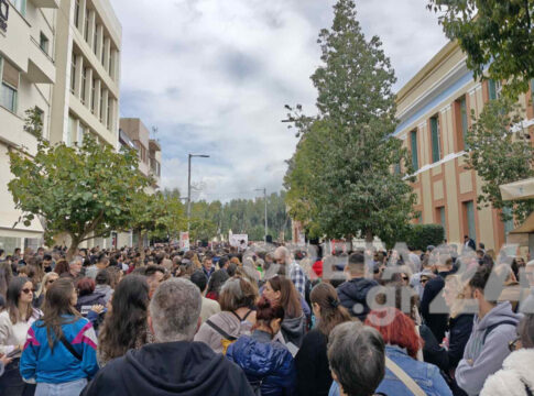 «Θα σε πάρω εγώ παιδάκι μου όταν φτάσω»: Η συγκλονιστική στιγμή στη διαμαρτυρία για τα Τέμπη στο Ηράκλειο