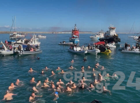 Θεοφάνια: Με λαμπρότητα ο αγιασμός των υδάτων στο Ηράκλειο – Τρεις κολυμβητές έπιασαν το σταυρό