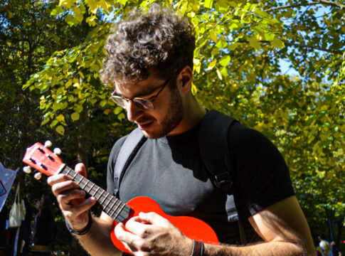 Την ομορφιά της κρητικής διαλέκτου υπερασπίζεται στα ποιήματά του ένας νεαρός δικηγόρος στα Σφακιά