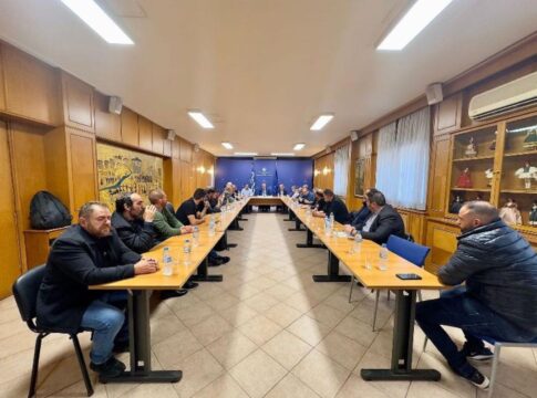 Τρίωρη συνάντηση Τσιάρα – παραγωγών της Κρήτης: Προς επίλυση οι ενισχύσεις για ζωοτροφές και νέους