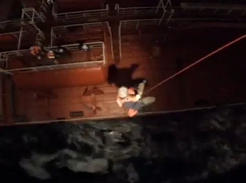 Βίντεο από τη διάσωση εν πλω τραυματία από ναυάγιο μεταναστών ανοιχτά της Γαύδου