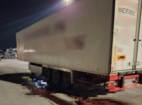 Βρήκαν 20 τόνους χαλασμένο κρέας σε εγκαταλειμμένο στον Πειραιά φορτηγό από τα Χανιά