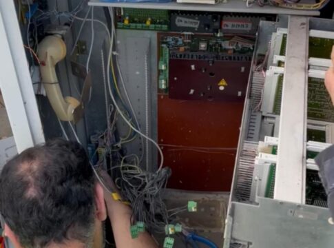 Ξεκίνησε η τοποθέτηση για τα νέα έξυπνα, σύγχρονα φανάρια του Δήμου Χανίων σε κεντρικά σημεία της πόλης