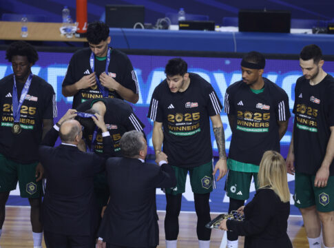 Απονομές μεταλλίων από τον Περιφερειάρχη Κρήτης και τον Πρόεδρο της ΕΟΚ στους νικητές του 50ου Κυπέλου Ελλάδας μπάσκετ