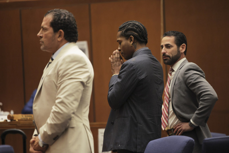 Ο A$AP Rocky περιμένει να διαβαστεί η ετυμηγορία του κατά τη διάρκεια της δίκης του την Τρίτη, 18 Φεβρουαρίου 2025, στο Λος Άντζελες