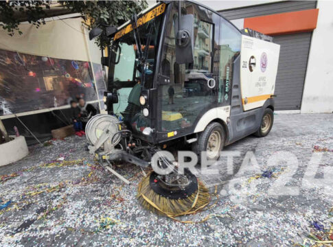 Μπροστά οι καρναβαλιστές και πίσω… η σκούπα!