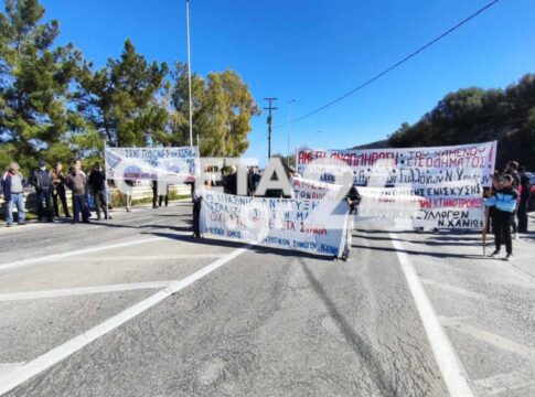 Χανιά: Μπλόκο των αγροτών στην εθνική οδό – Προειδοποιούν με κλιμάκωση των κινητοποιήσεων (εικόνες)