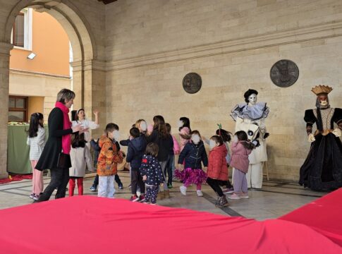 Δεκάδες μικρά παιδιά στο αίθριο της Λότζια για το θεατρικό παιχνίδι «Ο Κήπος του Ματίς»