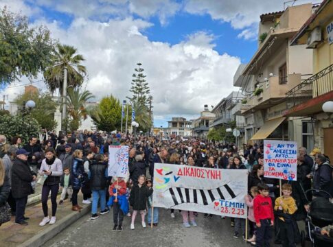 Δύο χρόνια από την τραγωδία στα Τέμπη – Χιλιάδες κόσμου στις κινητοποιήσεις μνήμης και διεκδίκησης στο Δήμο Μινώα Πεδιάδας