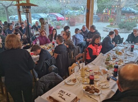 Έκοψαν την πίτα τους οι εργαζόμενοι του ΟΑΚ