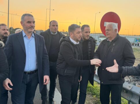 Επίσκεψη του Προέδρου του ΠΑΣΟΚ Νίκου Ανδρουλάκη με το Βουλευτή Μανόλη Χνάρη στο μπλόκο αγροτών της Καρδίτσας
