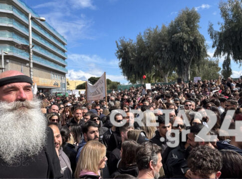Hράκλειο: Μια λαοθάλασσα για τους 57 νεκρούς – Φτάνουν μέχρι την λ. Καλοκαιρινού οι διαδηλωτές