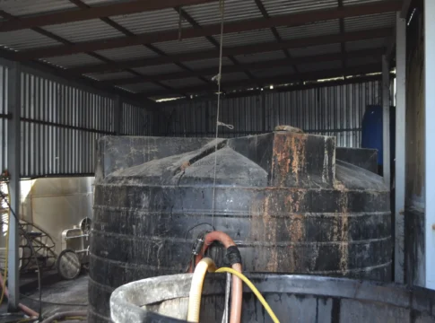 Ηράκλειο: Εντοπίστηκε παράνομο αποστακτήριο-συσκευαστήριο ποτών – Τρεις συλλήψεις