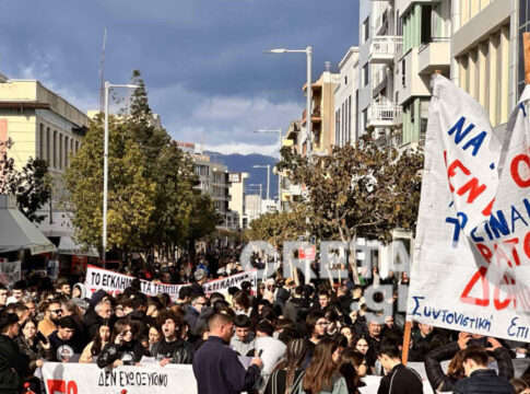 Ηράκλειο – Συλλαλητήριο για τα Τέμπη: Από νωρίς πλήθος κόσμου στην πλατεία Ελευθερίας
