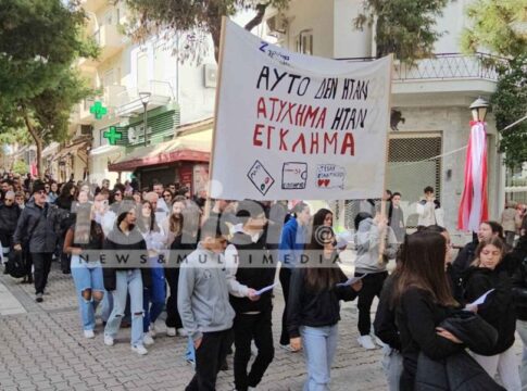 Ιστορική συγκέντρωση στον Άγιο Νικόλαο – Χιλιάδες πολίτες έστειλαν δυνατό μήνυμα στην μνήμη των 57 νεκρών στα Τέμπη