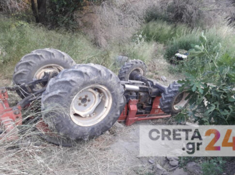 Kρήτη: «Τούμπαρε» τρακτέρ – Επιχείρηση για τον απεγκλωβισμό του οδηγού