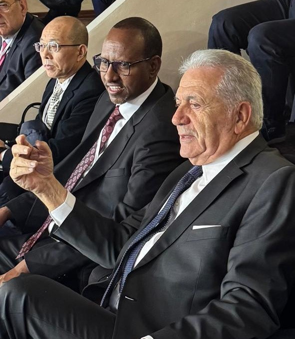 Δένδιας στο συνέδριο του AKP