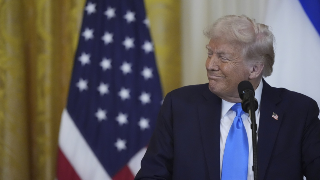 Νέο εκτελεστικό διάταγμα Τραμπ: Επαναφέρει το πλαστικό- Τέλος στα χάρτινα καλαμάκια