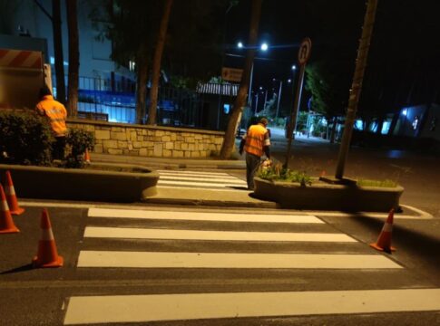 Νυχτερινές εργασίες διαγράμμισης διαβάσεων πεζών στην πόλη του Ηρακλείου