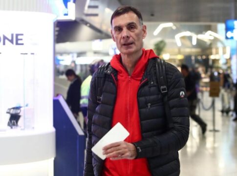 Ολυμπιακός: Μικρό επεισόδιο με Μπαρτζώκα και οπαδό στο αεροδρόμιο