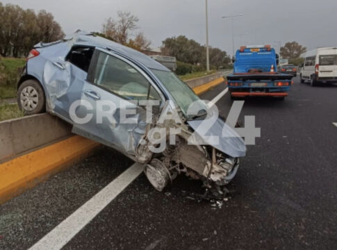 Πρωινό τροχαίο στον ΒΟΑΚ: «Σκαρφάλωσε» στο στηθαίο το αυτοκίνητο