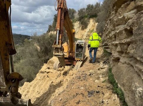 Σε εξέλιξη οι εργασίες ανακατασκευής και αποκατάστασης τμημάτων, της Δημοτικής Οδού Μάλεμε -Συρίλι, στο Δήμο Πλατανιά