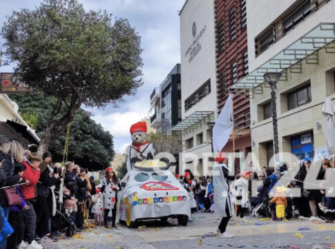 Σε καρναβαλικούς ρυθμούς το Ηράκλειο – Μικροί και μεγάλοι στην παρέλαση