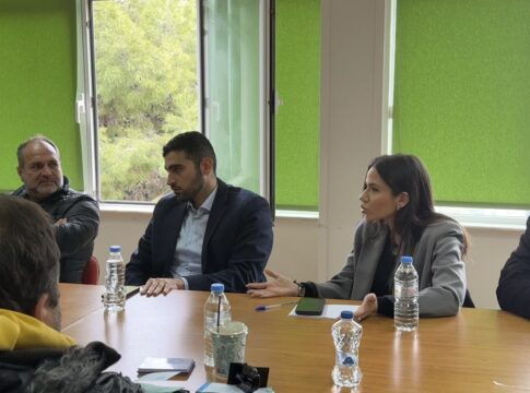 Στη Βουλή από την Ελένη Βατσινά οι απόφοιτοι τουριστικών σχολών “δύο ταχυτήτων”