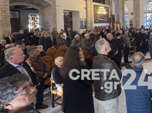 Συγκίνηση στο τελευταίο αντίο στον Μανώλη Δανδουλάκη
