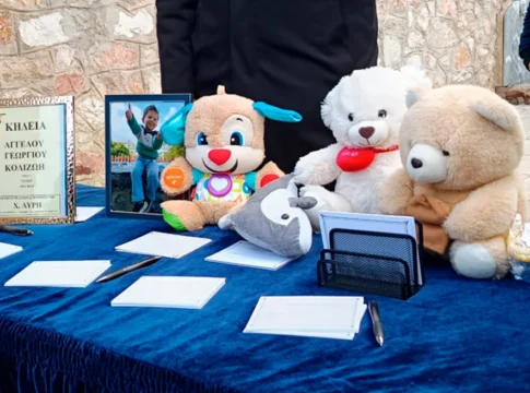 Συγκίνηση στο τελευταίο αντίο στον μικρό Άγγελο