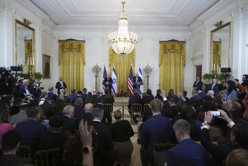 Ο Ισραηλινός πρωθυπουργός Μπενιαμίν Νετανιάχου μιλάει κατά τη διάρκεια συνέντευξης Τύπου με τον Πρόεδρο Ντόναλντ Τραμπ στο ανατολικό δωμάτιο του Λευκού Οίκου, Τρίτη, 4 Φεβρουαρίου 2025, στην Ουάσιγκτον