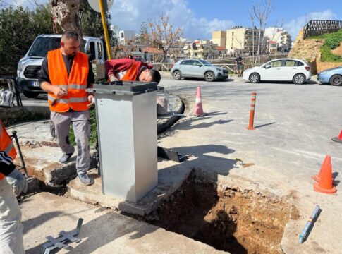 Συνεχίζονται οι εργασίες για την τοποθέτηση των νέων, βυθιζόμενων μπαρών στην παλιά πόλη και το Ενετικό Λιμάνι Χανίων