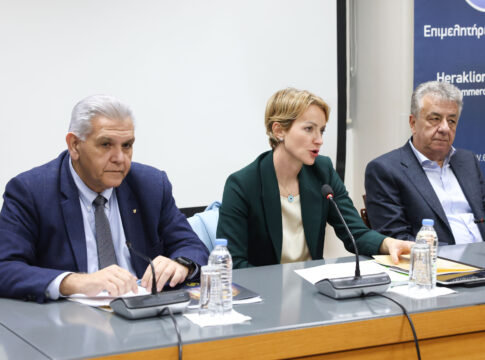 Σύσκεψη εκπροσώπων παραγωγικών φορέων και επιχειρηματιών με την Υφυπουργό Ενέργειας και Περιβάλλοντος στο Επιμελητήριο Ηρακλείου