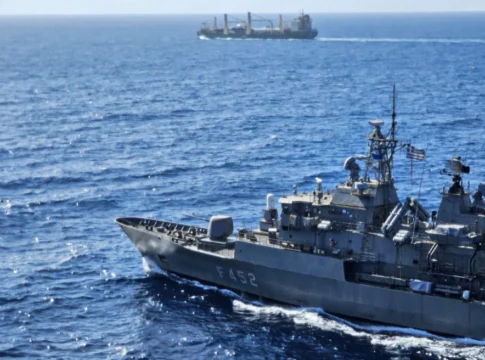 Τουρκική κορβέτα βόρεια της Κρήτης – Στο σημείο φρεγάτα του Πολεμικού Ναυτικού