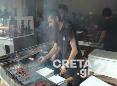 Τσικνοπέμπτη: Πήραν φωτιά οι ψησταριές στην Κρήτη – Δεν «έπεφτε καρφίτσα» σε εστιατόρια και ταβέρνες (εικόνες)