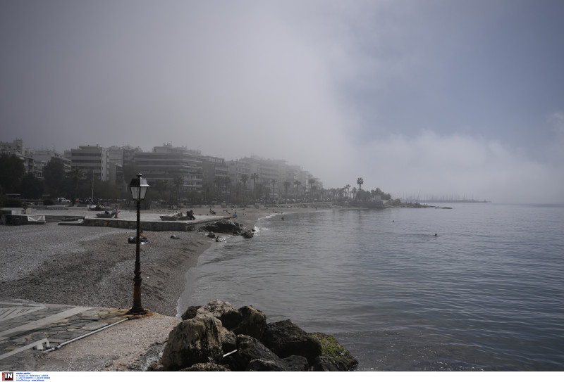 Απόκοσμες εικόνες από την πυκνή ομίχλη που σκέπασε τα νότια προάστια