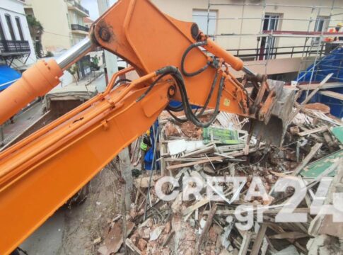 Χανιά: Παρελθόν το ερείπιο στο Κουμ Καπί – Κατεδαφίστηκε το επικίνδυνο κτίσμα