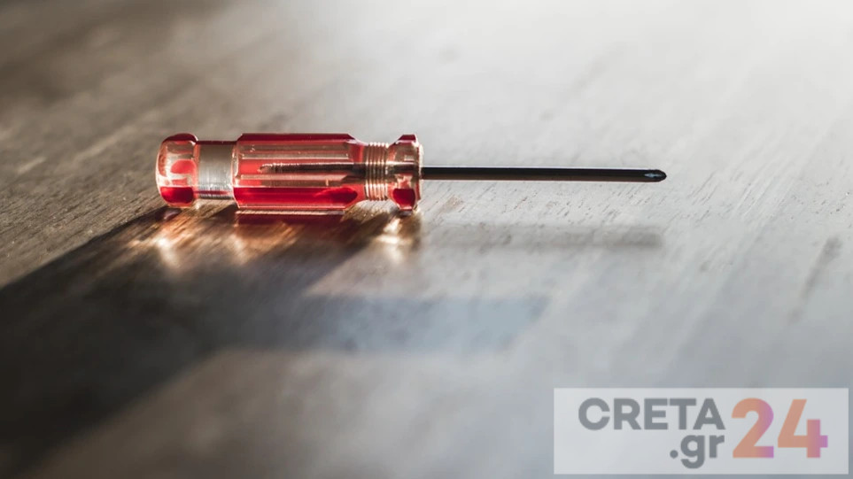 Eισέβαλε με κατσαβίδι σε αστυνομικό τμήμα και τραυμάτισε δύο άτομα