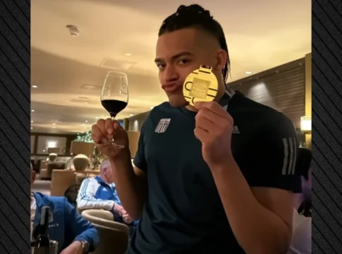 Εμμανουήλ Καραλής: Γιόρτασε την πρωτιά στο Ευρωπαϊκό με το χρυσό μετάλλιο και ένα ποτήρι κρασί