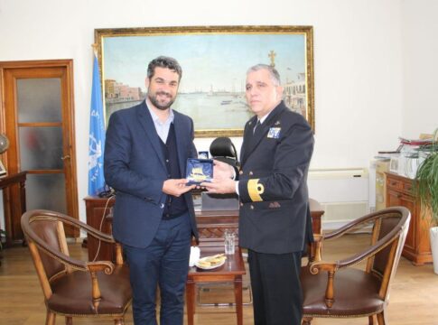 Εθιμοτυπική επίσκεψη Διοικητή Ναυστάθμου Κρήτης, Δ. Μανταδάκη, στον Δήμαρχο Χανίων, Π. Σημανδηράκη