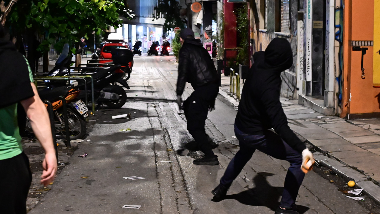 Εξάρχεια: Ομάδα 50 κουκουλοφόρων επιτέθηκε σε διμοιρία των ΜΑΤ - Τραυματίστηκε αστυνομικός