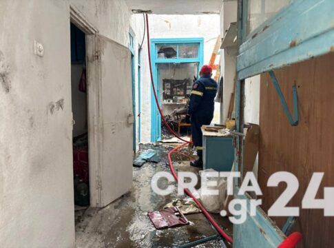Φωτιά σε εγκαταλελειμμένο κτίριο στο κέντρο του Ηρακλείου