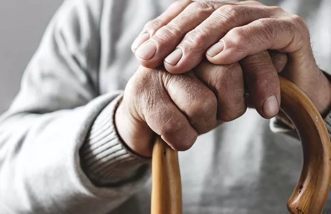 Γυναίκα λήστεψε 97χρονο σε ζαχαροπλαστείο