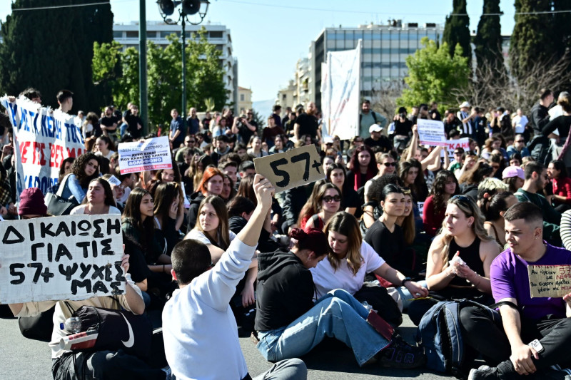 « Η νέα γενιά δεν σας συγχωρεί»: Μαθητές και φοιτητές διαδήλωσαν ξανά για τα Τέμπη